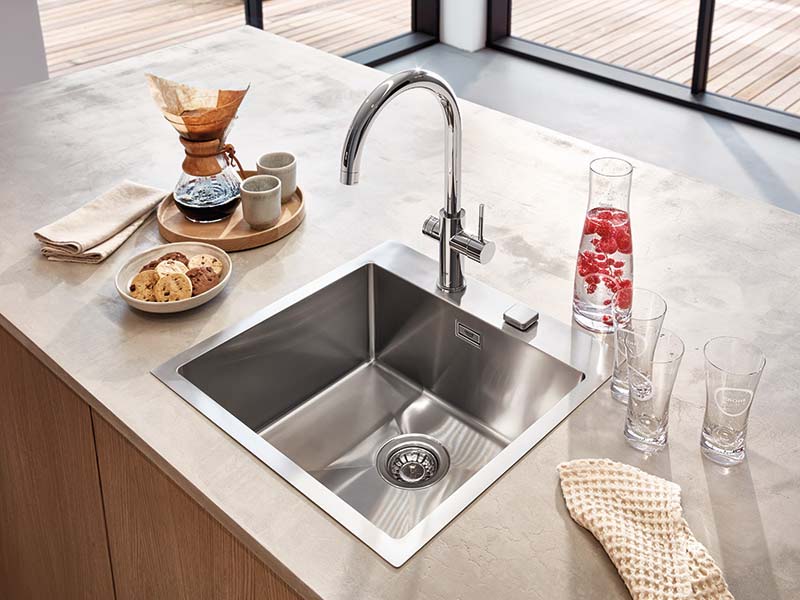 Küchenspüle von GROHE eingebaut in einer Kücheninsel.
